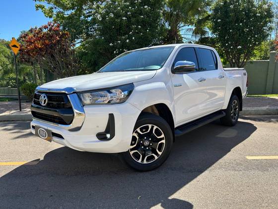 TOYOTA HILUX 2.8 D-4D TURBO DIESEL CD SRV 4X4 AUTOMÁTICO